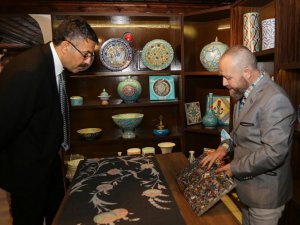 Çini sanatçısı İsmail Yiğit’in eserlerini inceledi