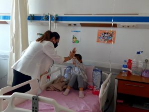 Lösemi hastası çocukları ziyaret edip oyuncak dağıttı