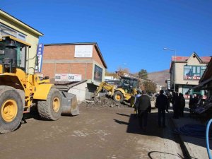 Varto’da kilitli parke taşı çalışmaları devam ediyor