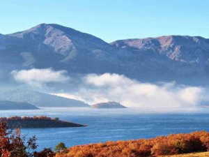Kahramanmaraş’ta Adatepe Barajı sise büründü