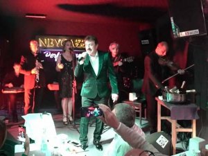 Ahmet Selçuk İlkan, Kuşadası’nda sahne aldı