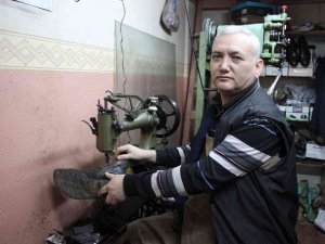 Yaklaşan kış ayları ayakkabı tamircilerinin yüzünü güldürüyor