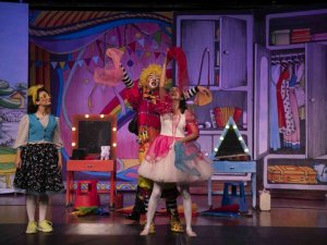 Büyükşehir Belediyesi Şehir Tiyatrosu ‘Gökkuşağının Altında’ oyunuyla perdelerini açtı