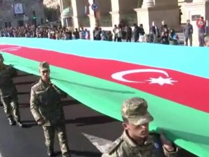 Azerbaycan Zafer Günü’nde 440 metrelik bayrakla geçit yapıldı
