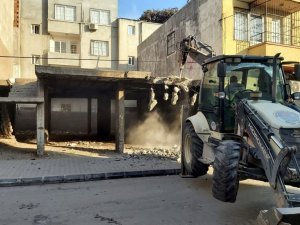 Akdeniz’de metruk binaların yıkımı sürüyor