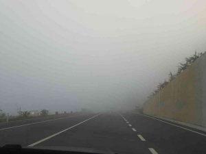 Zonguldak-Ereğli yolunda yoğun sis görüş mesafesini düşürdü
