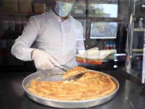 Selanik Göçmen Böreği Çınaraltı’nda yenir