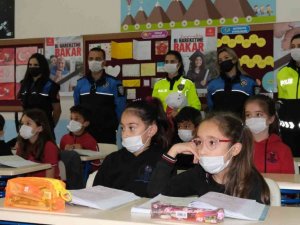 Çocuklar trafikte kural ihlali yapan ebeveynlerini uyaracak