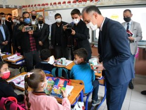 İnegöl Belediyesi öğrencileri kitapla buluşturuyor