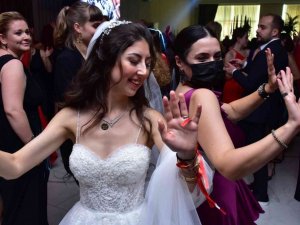 Oyuncu Aslıhan Gürbüz kardeşinin düğününde çiftetelli oynadı