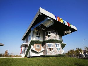 Sakaryalıların hizmetine sunulan Ters Ev, törenle açıldı