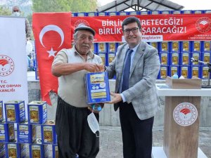 Köyceğiz’de 658 arıcıya 82 ton arı yemi dağıtıldı