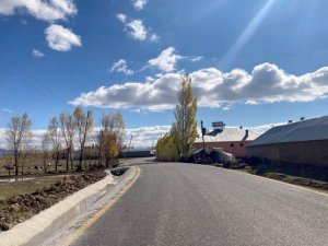 Van Büyükşehir Belediyesi yolları asfaltlamaya devam ediyor