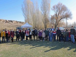 Başkan Yalçın çocuklarla ağaç dikti