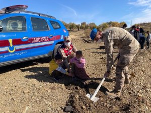 Elazığ’da  jandarma ekipleri bir günde 8 bin 300 fidan dikti