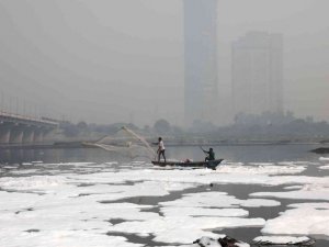 Hindistan’da Yamuna Nehri zehirli köpükle kaplandı