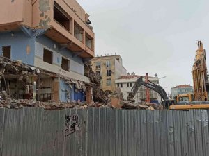 Keşan Belediyesi eski hizmet binasının yıkımı başladı