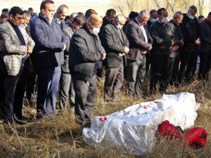 Aşı olmayan öğretmen korona virüse yenik düştü