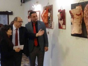 Geri dönüşüm malzemeleri kullanarak kadına şiddete dikkat çekiyor