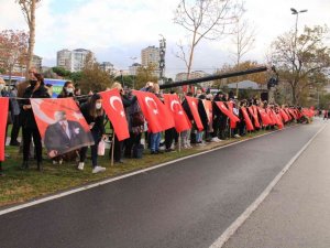 Kadıköy’de sosyal mesafeli "Ata’ya Saygı Zinciri" oluşturuldu