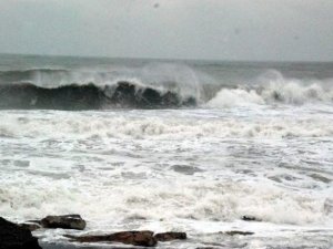 Karadeniz’de 4 metreyi bulan dev dalgalar, sahilleri dövüyor