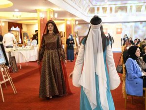 Çöpe atılan kıyafetler yeniden tasarlanarak defileyle tanıtıldı