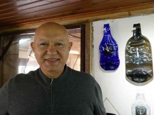 Atık cam şişeler bu atölyede sanata dönüşüyor