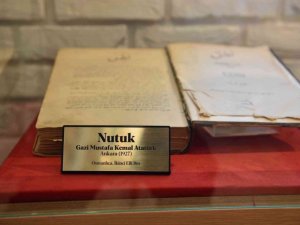 Antalya’da Atatürk’ün Osmanlıca kaleme aldığı 95 yıllık orijinal ‘Nutuk’ sergilenmeye başlandı
