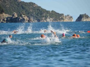 Atatürk’ü yüzerek andılar