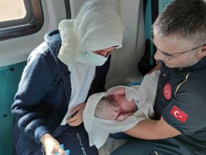 Hastane yolunda doğum sancıları başlayan anne, ambulansta doğum yaptı