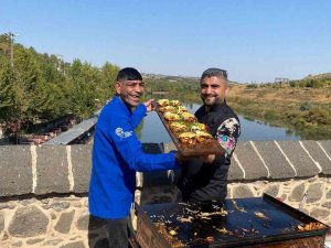 Tarihi köprüde ‘piton döner’ yaptı