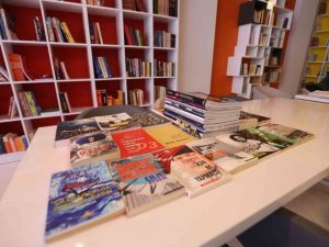 Kitap Kafe’ye önemli isimlerden anlamlı bağış