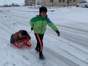 Kars’ta kızağını kapan çocuklar kaymaya koştu