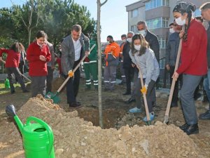 Gaziosmanpaşa’da çocuklar, Milli Ağaçlandırma Günü’nde fidan dikti