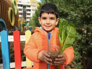 Minik çocuklar fide ve tohumları toprakla buluşturdu