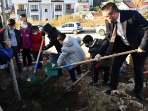 Başkan Tanır, çocuklarla birlikte ağaç dikti