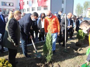 Akyazı’da geleceğe nefes olacak yeni fidanlar toprakla buluştu