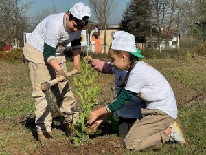 Minikler doğayla, fidanlar da toprakla buluştu