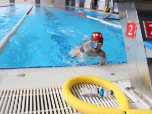 Genç çevreciler Karadeniz için havuzda yüzdü