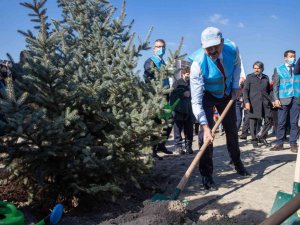 Bakan Gül: “Ülkemizin geleceği daha yeşil, daha huzurlu, daha güzel olsun duasıyla bugün toprakla buluştuk”