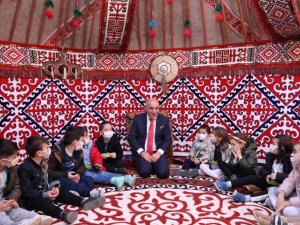 Başkan Altınok minik öğrencilere masal okudu