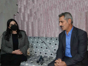 AK Parti’li Sarıeroğlu, Türkkan’ın küfür ettiği şehit ailesini ziyaret etti