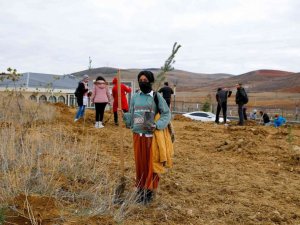 Öğrenciler fidanları toprakla buluşturdu