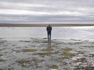 Kars’ın soğuğu gölü dondurdu