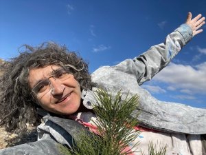 Profesör 1 yıl önce dikilen fidanların doğum gününü kutladı