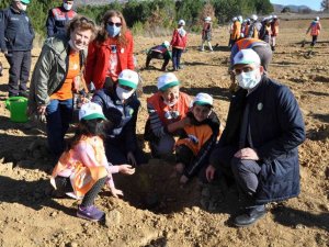 Minik TEMA gönüllüleri doğayla, fidanlar da toprakla buluştu