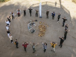 Çöplerden ayak iziyle çevre kirliliğine dikkat çektiler