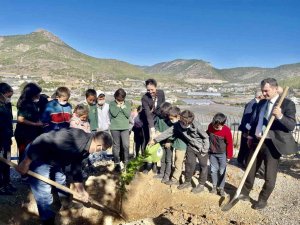 Akkuyu Nükleer A.Ş. temsilcileri, öğrencilerle birlikte mandalina fidanı dikti