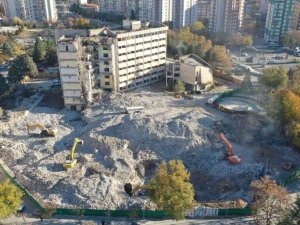 Konya’da depreme dayanıklı olmayan eski belediye binasında yıkım çalışmaları sürüyor