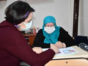 Yaşlı teyzeler, okuma azimleri ile gençlere taş çıkarıyor